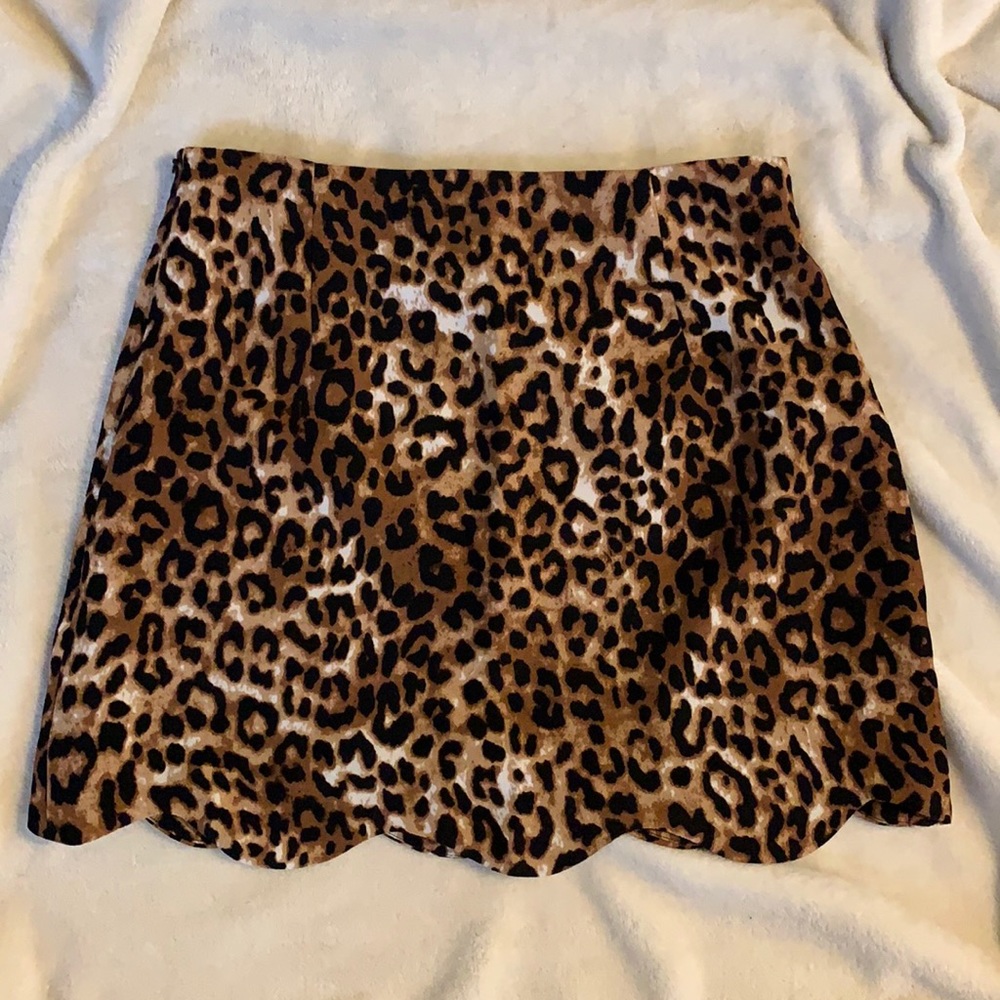 Scalloped hem leopard skirt